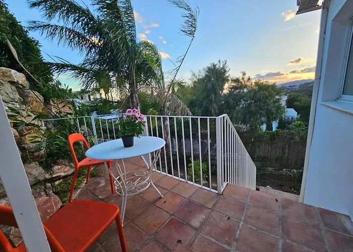 Malaga Sunshine Rentals - Studio Buenavista - 5 Minute Drive To The Beach - Stunning Sunset