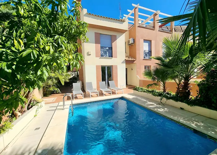 Stunning Home With Outdoor Swimmingpool, 4 Bedrooms And Wifi