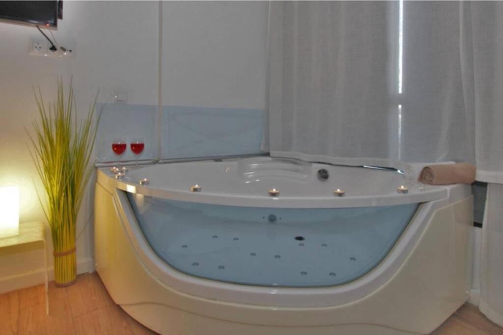 Aloha Beach Estudio Nuevo Jacuzzi Frente Al Mar Benalmadena