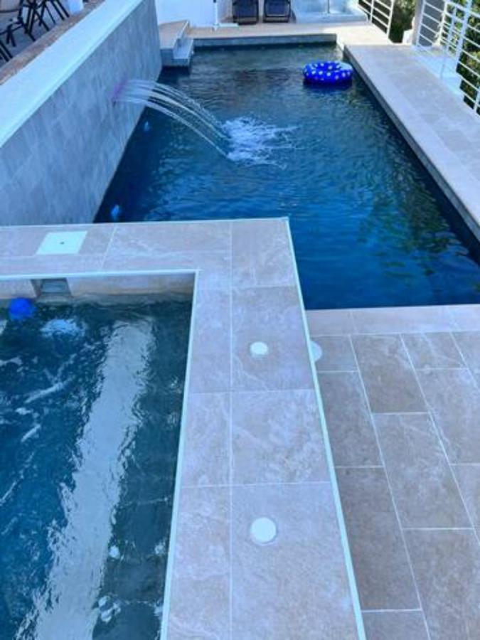 C Dans Avec Piscine Chauffee & Jacuzzi, Chauffe En Extra
