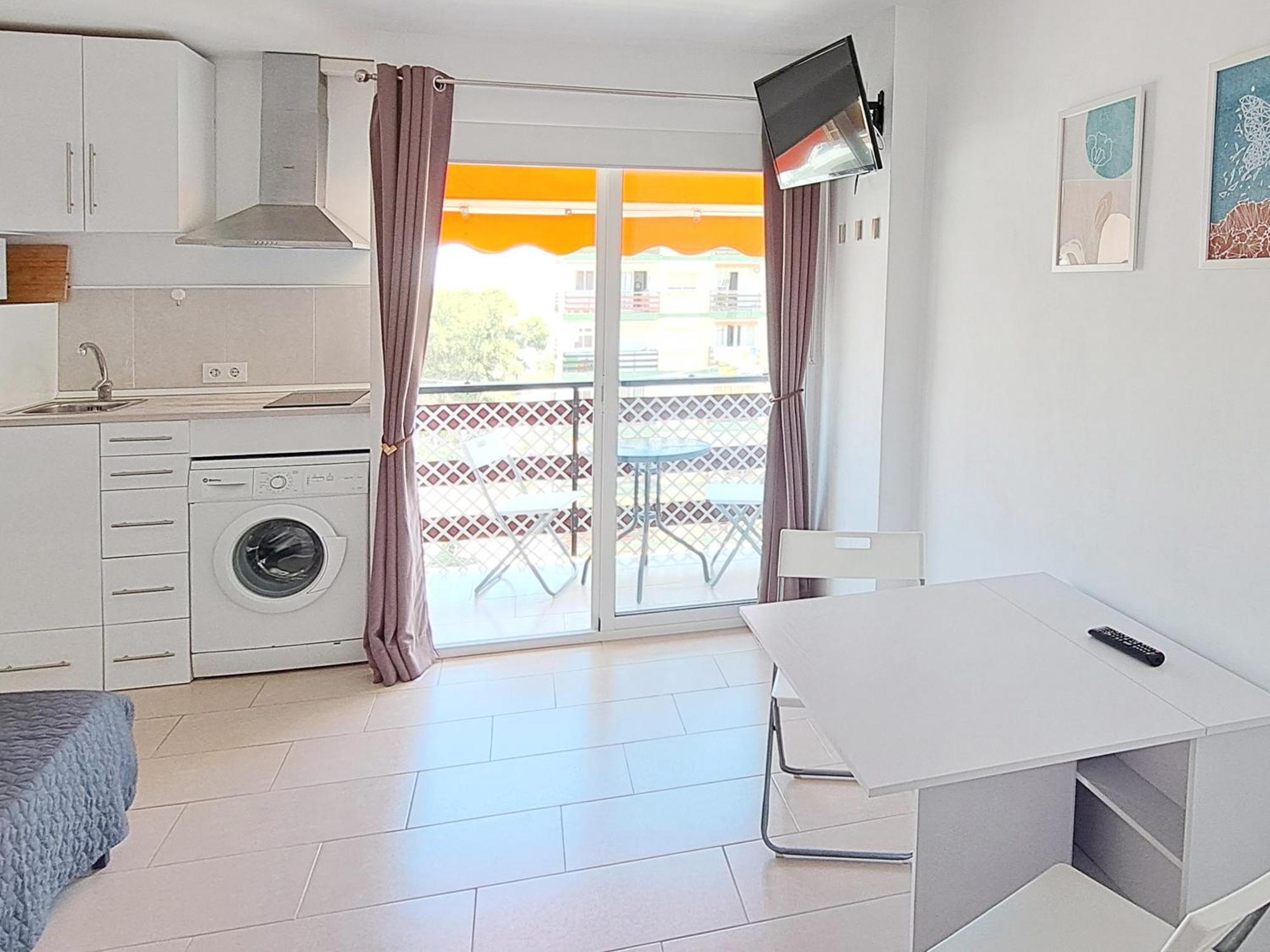 Naciones Yellow Sun Studio Apartment *