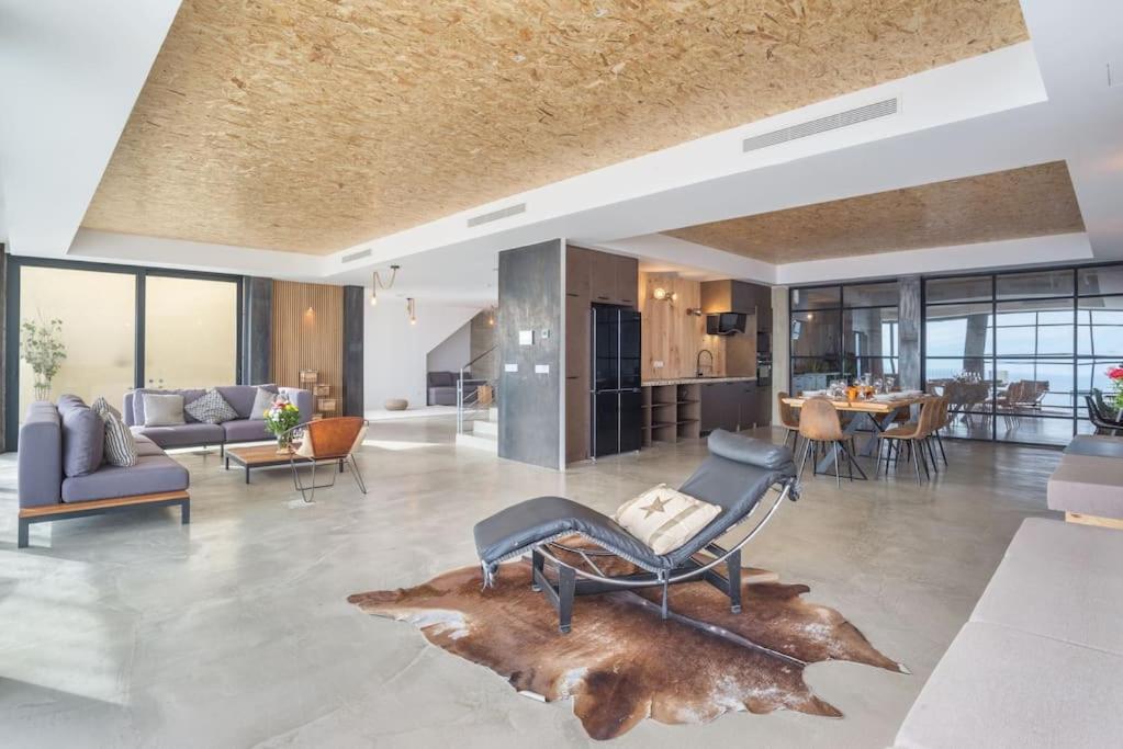 New, Spacious With Amazing Views Villa