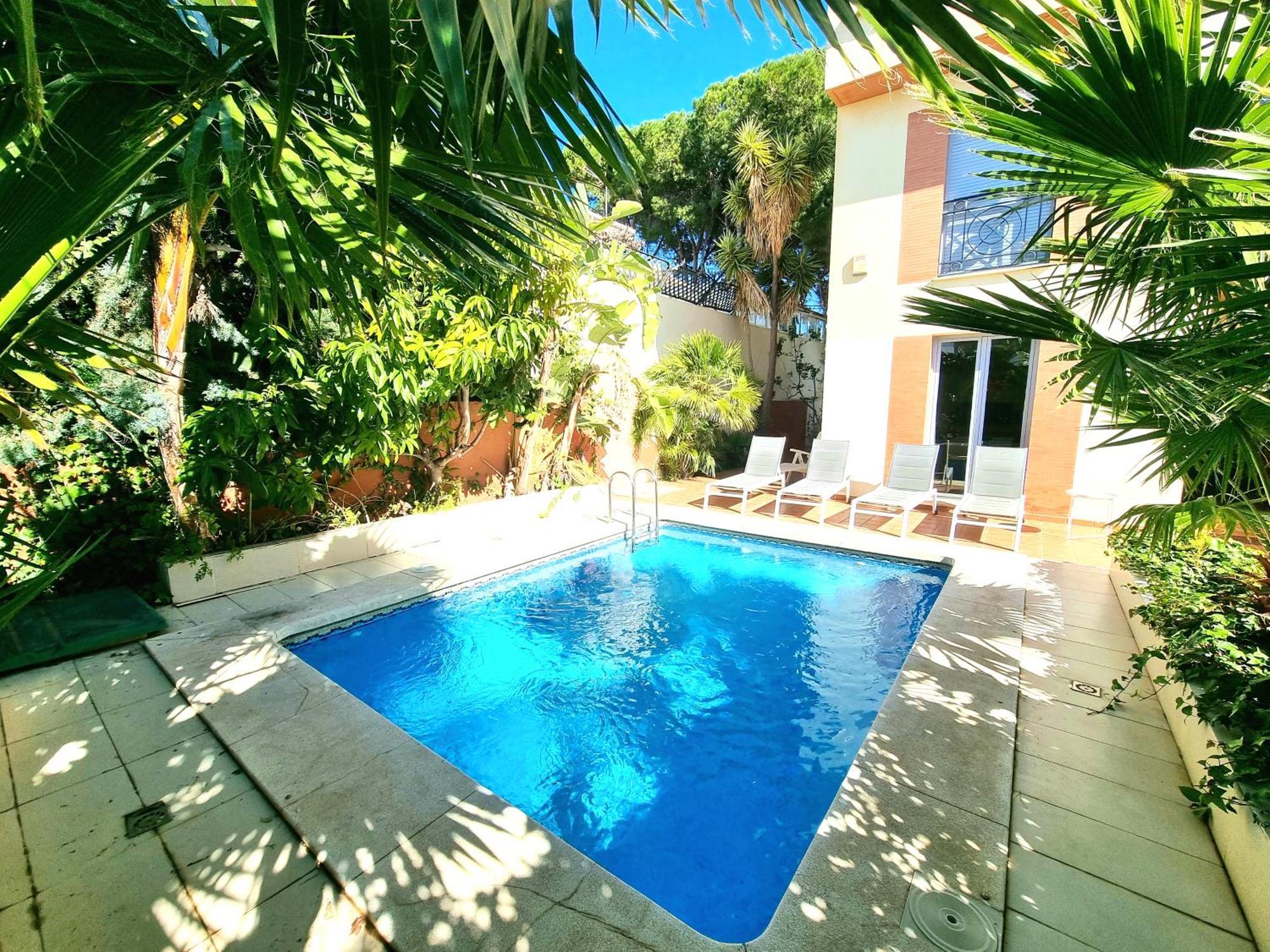 Vakantiehuis Stunning With Outdoor Swimmingpool, 4 Bedrooms And Wifi