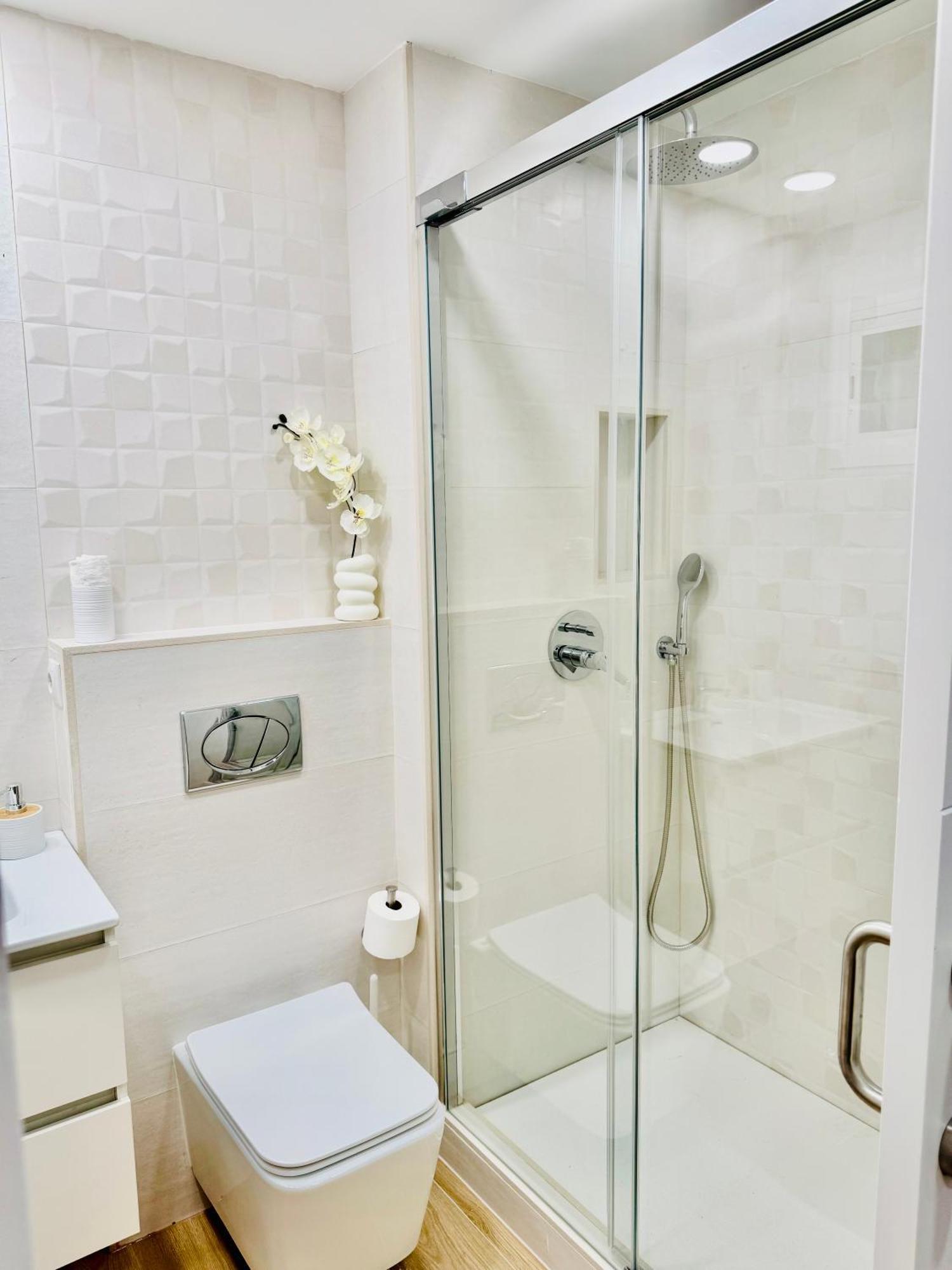 Apartamento Moderno-luminoso-vistas Al Mar-benalmadena Costa