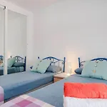 021 - Wonderful Beachfront Apartment With Stunning Sea Views