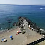 La Perla Cruise Apartment On Private Beach, Modern With Aircon & Wifi