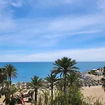 Modern Apartment Camelia By The Beach