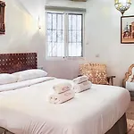 Spacious And Authentic Home With Pool & Garden By Rems