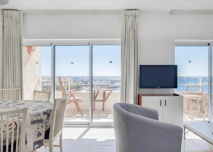 021 - Wonderful Beachfront Apartment With Stunning Sea Views