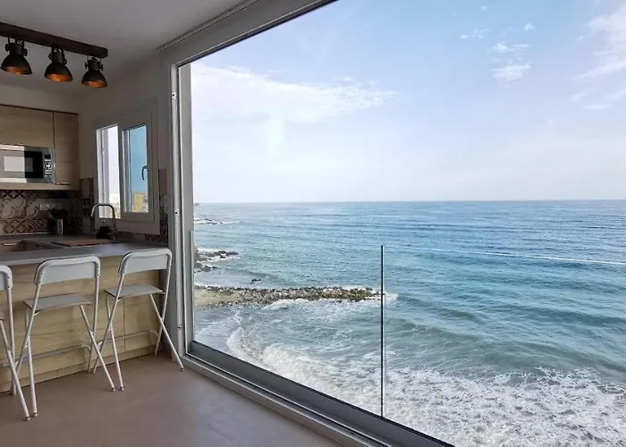 La Perla Cruise Apartment On Private Beach, Modern With Aircon & Wifi