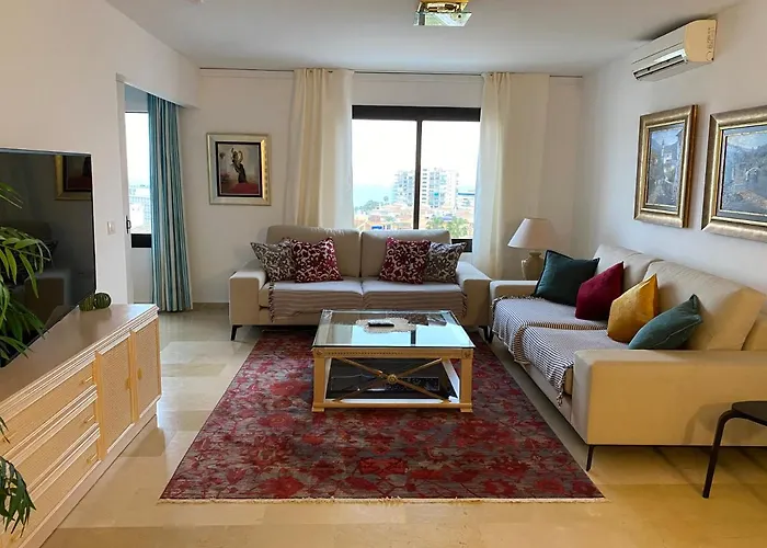 3 BEDROOM, 250m FROM THE BEACH! SWIMMING POOL, PARKING!