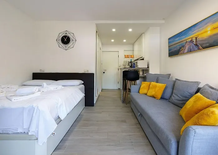 Cosy Studio With Balcony In Bonanza Square