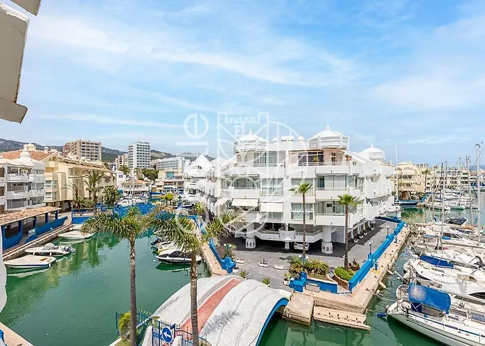 Puerto De Benalmadena Holiday Rentals Vistas Al Mar Y Yates Con Piscina Malaga