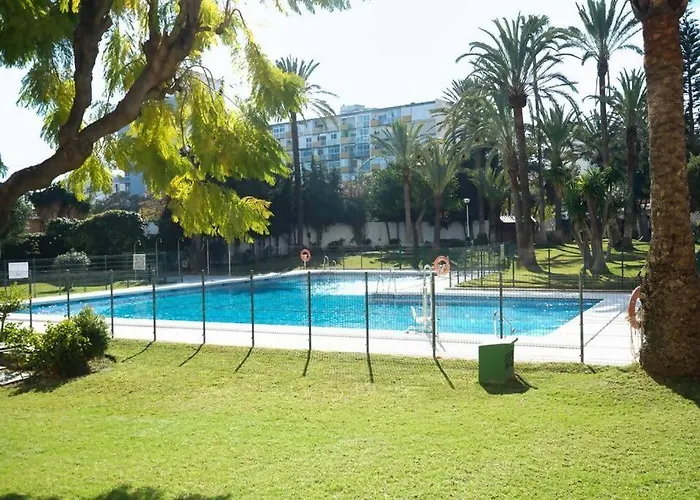Bonito Y Amplio Piso En Benalmadena Con Piscina