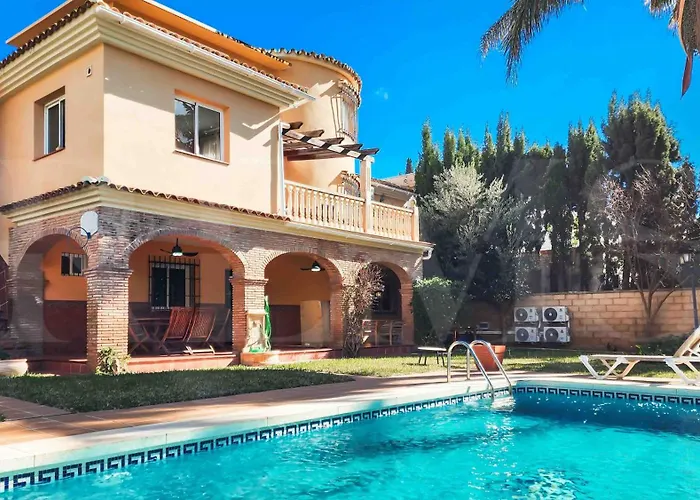 Spacious And Authentic Home With Pool & Garden By Rems