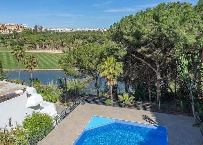 Relaxing Family Retreat With Stunning Golf Views