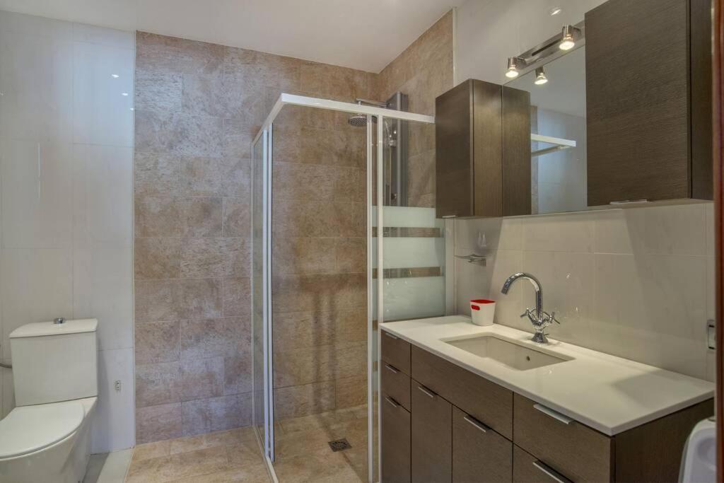 Marina - 5 Min Walk To The Beach, Heated Pool, Spa, 5 Bedrooms Benalmádena