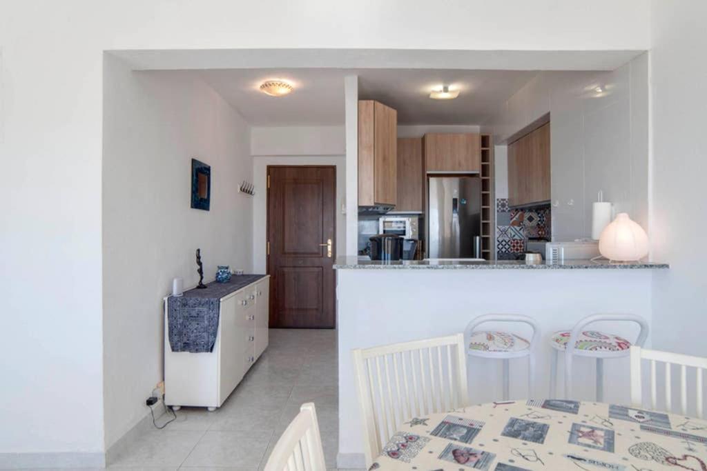 021 - Wonderful Beachfront With Stunning Sea Views Apartment *
