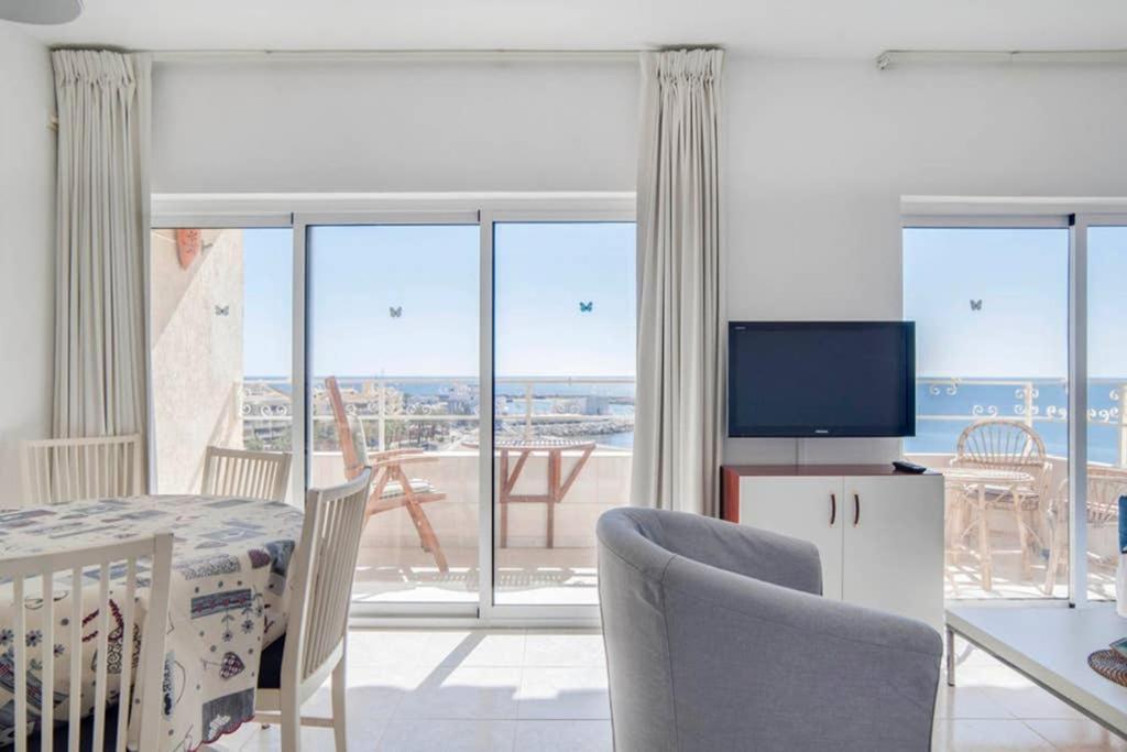 021 - Wonderful Beachfront With Stunning Sea Views Apartment