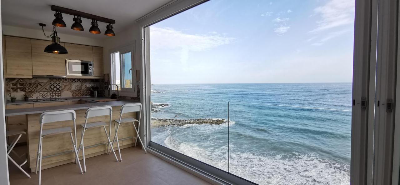 La Perla Cruise On Private Beach, Modern With Aircon & Wifi Apartment