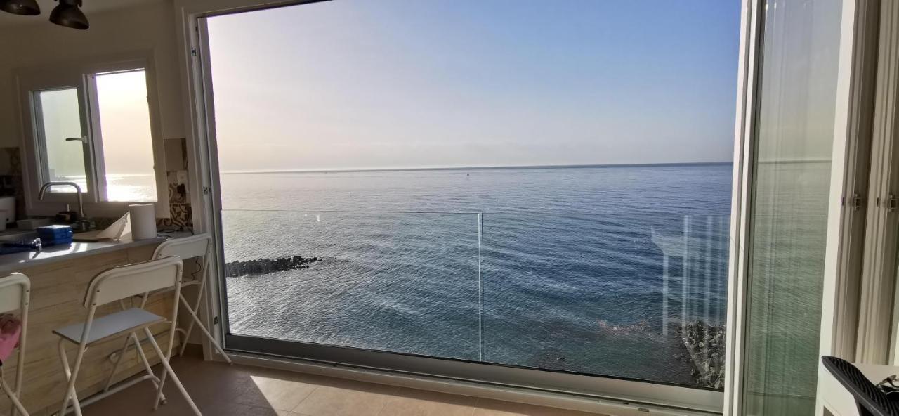 La Perla Cruise On Private Beach, Modern With Aircon & Wifi Apartment *