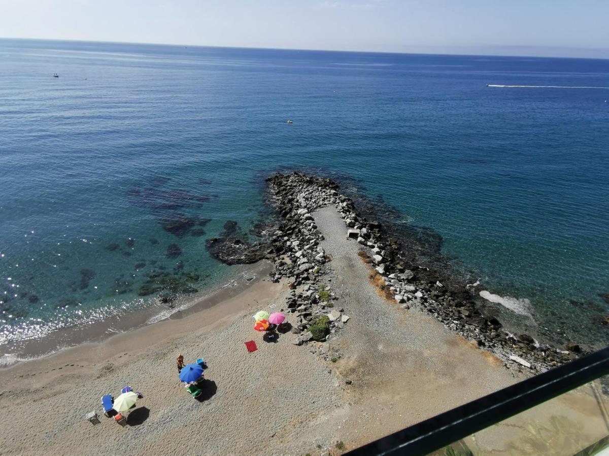 La Perla Cruise On Private Beach, Modern With Aircon & Wifi *