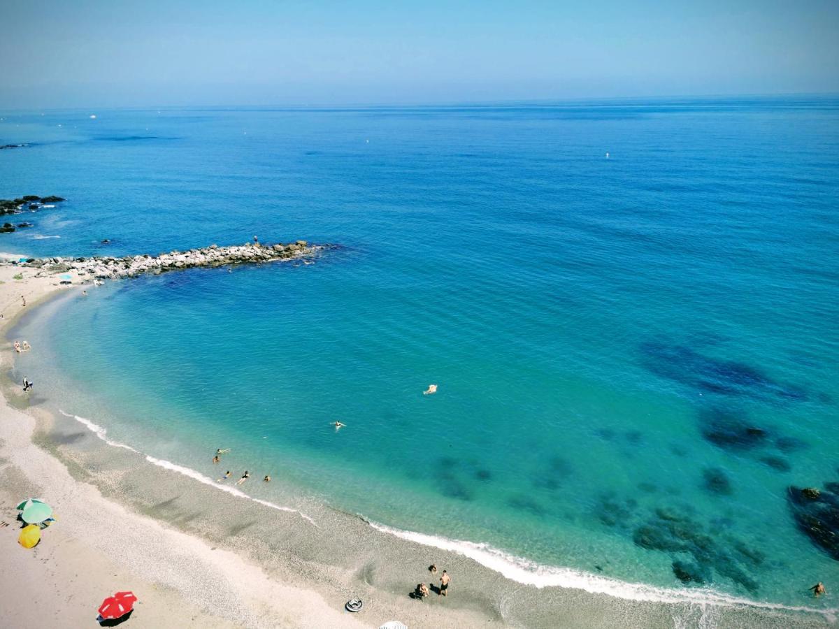 La Perla Cruise On Private Beach, Modern With Aircon & Wifi