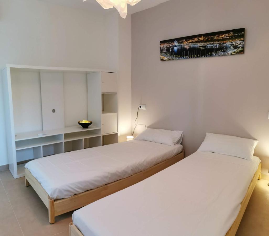La Perla Cruise On Private Beach, Modern With Aircon & Wifi Apartment *