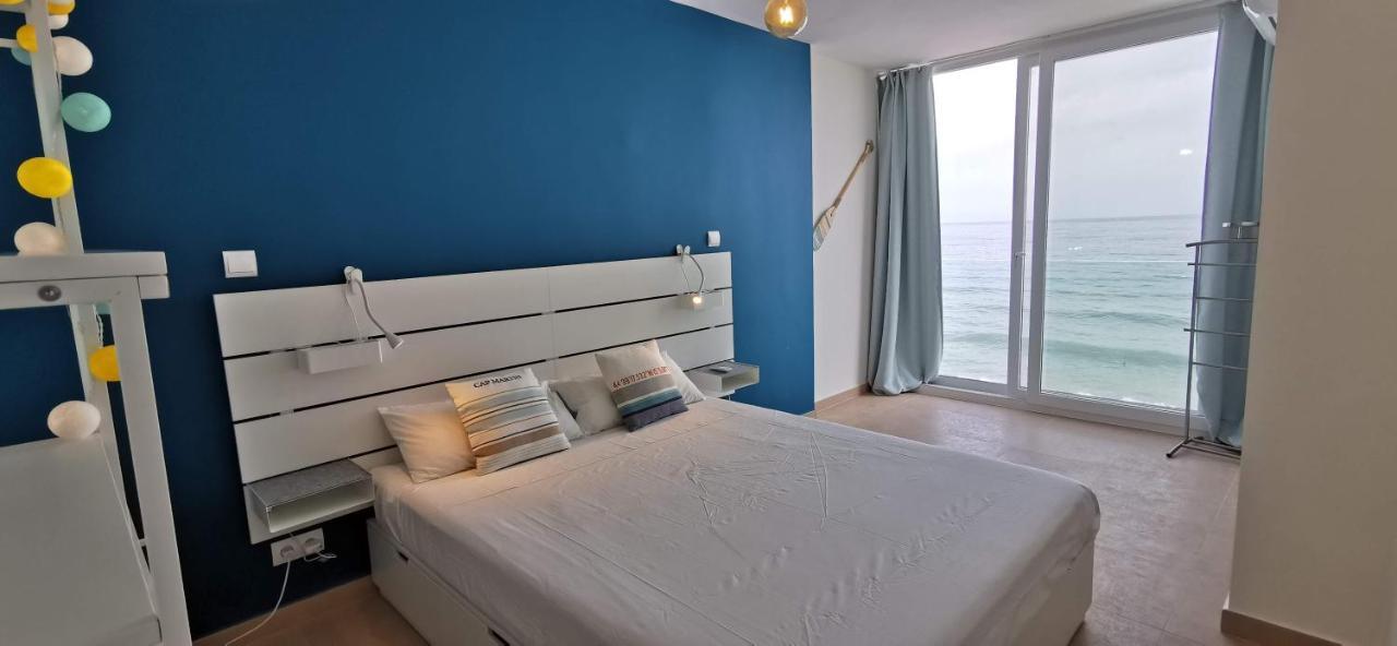 La Perla Cruise On Private Beach, Modern With Aircon & Wifi Apartment