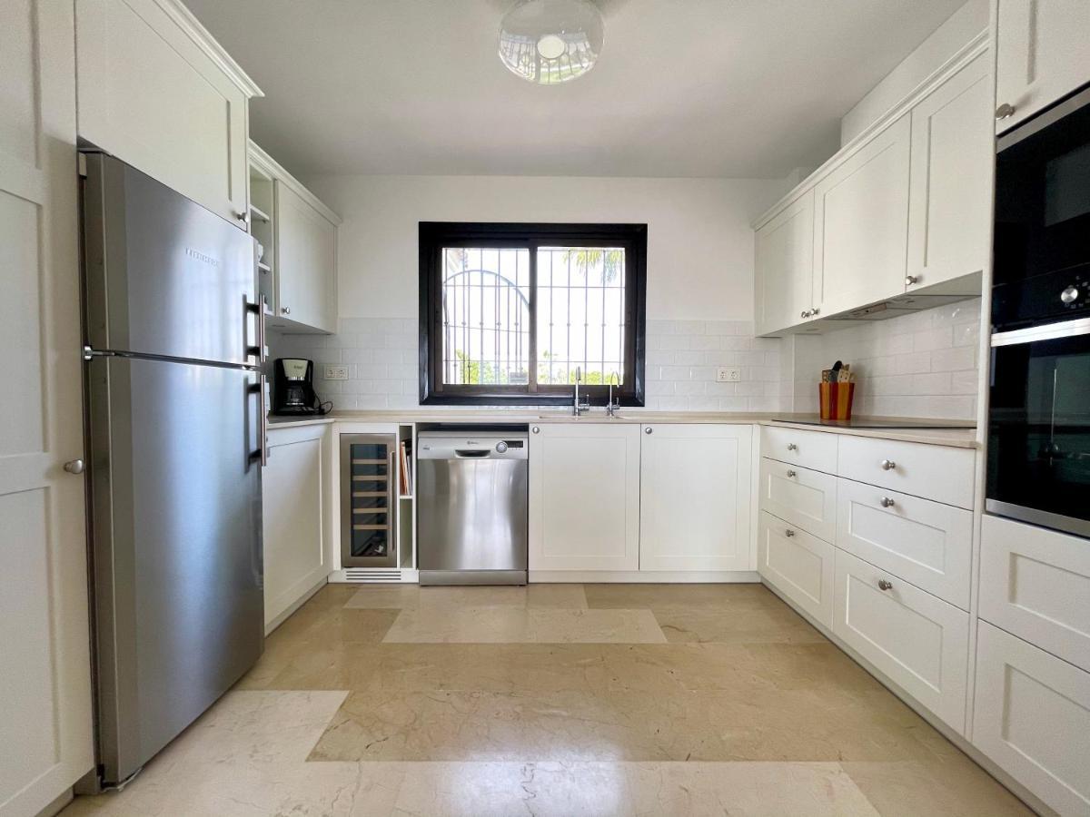 3 Bedroom, 250m From The Beach! Swimming Pool, Parking! Apartment Benalmádena