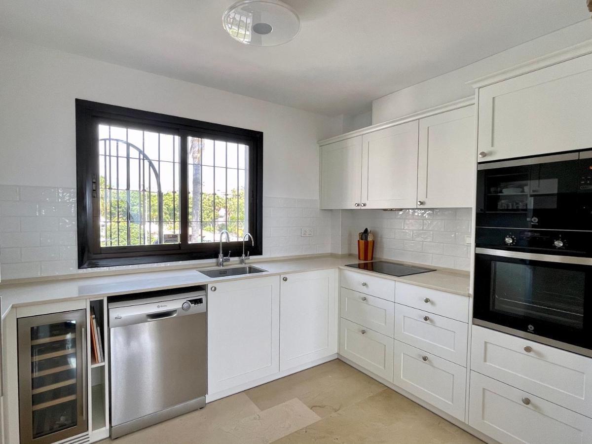 Apartment 3 Bedroom, 250m From The Beach! Swimming Pool, Parking! Benalmádena