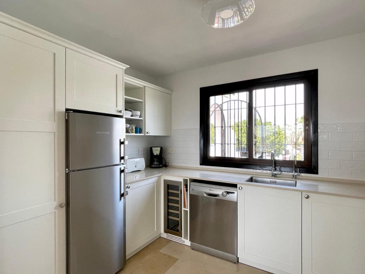 3 Bedroom, 250m From The Beach! Swimming Pool, Parking! Apartment *