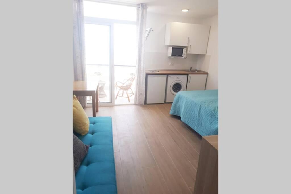 Modern Studio Near Beach. Sea, Pool And Wi-fi Apartment