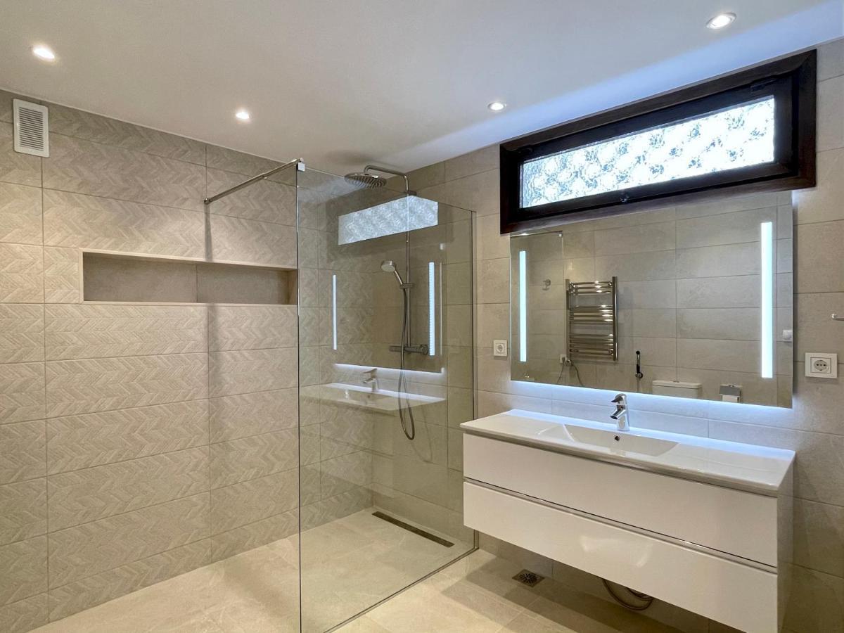 3 Bedroom, 250m From The Beach! Swimming Pool, Parking! * Benalmádena