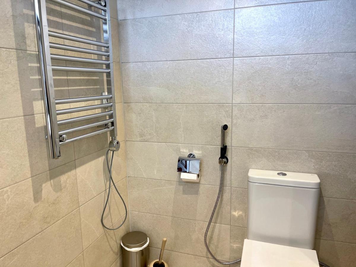 3 Bedroom, 250m From The Beach! Swimming Pool, Parking! Apartment