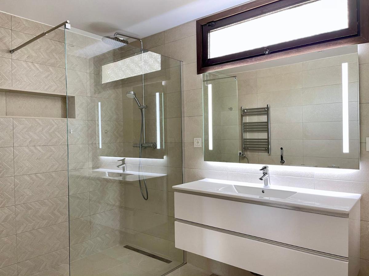 Apartment 3 Bedroom, 250m From The Beach! Swimming Pool, Parking!