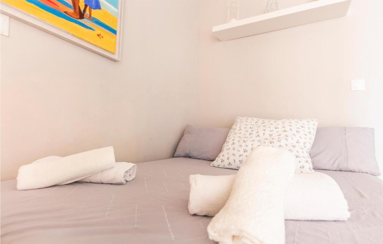 Appartement Stunning In With Wifi, 1 Bedrooms&outdoor Swimming Pool