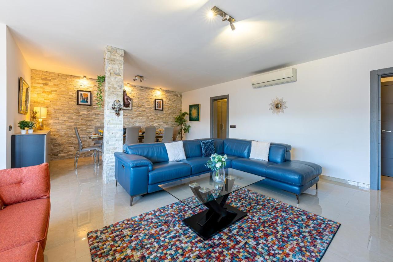 Villa 797 Holiday - Modern With Pool In Puerto Marina For 12 *