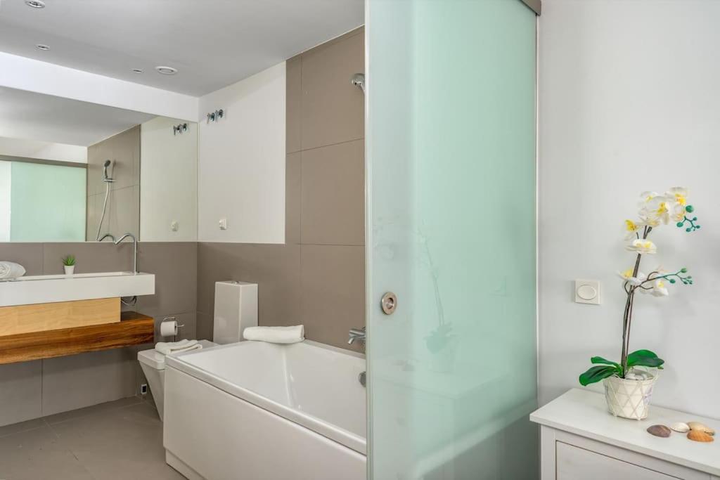 Sunny Terrace With Jacuzzi In El Higueron By Costarentals - Ref 26 Appartement *