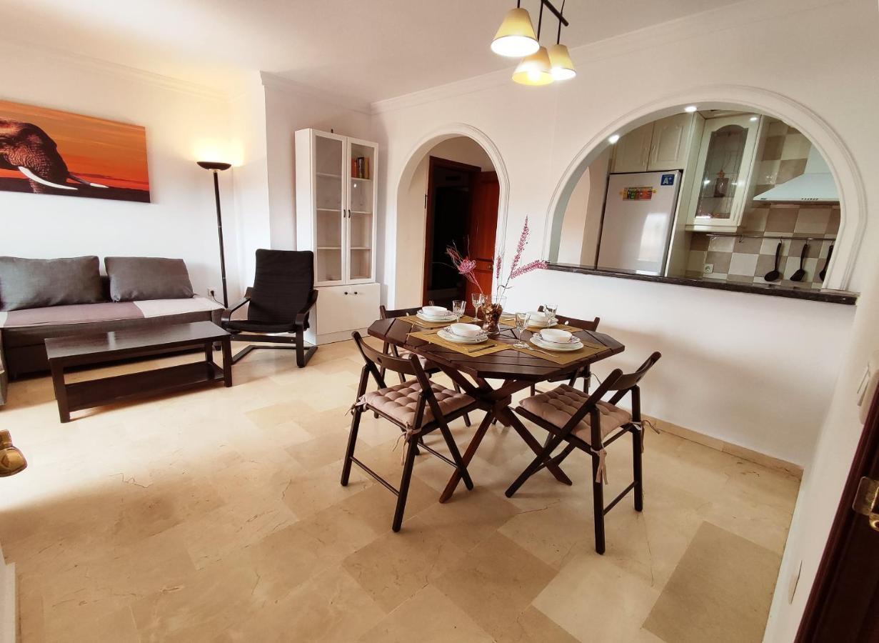 2bdr Sunny With Pool And Private Parking In