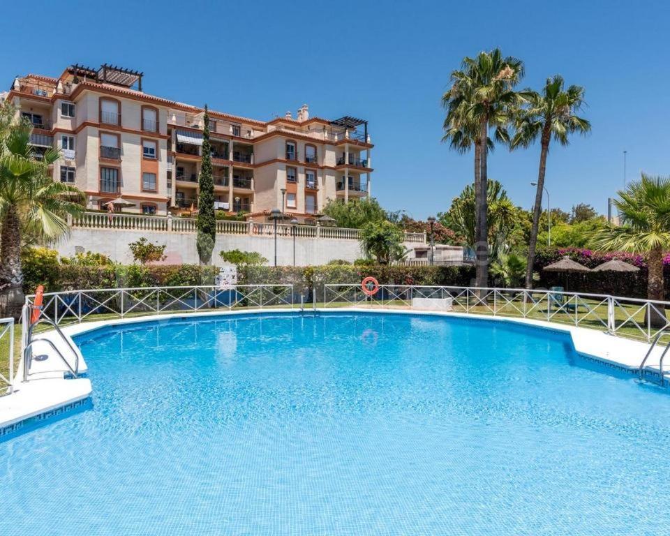 2bdr Sunny With Pool And Private Parking In