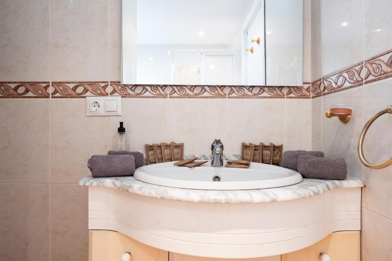 Sunny 2br Pool Terrace Seaview Apartment *
