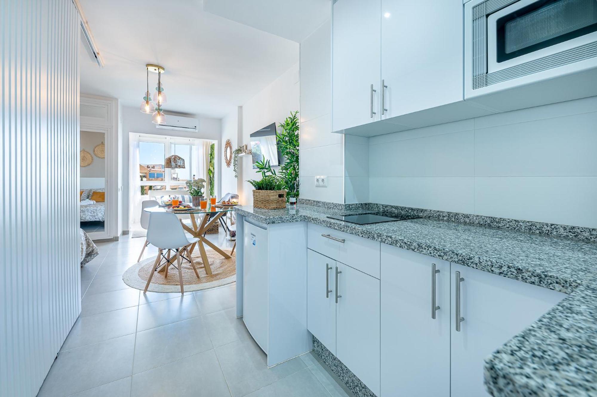 797 Rentals- Elegante Estudio Reformado En Iris * Benalmadena