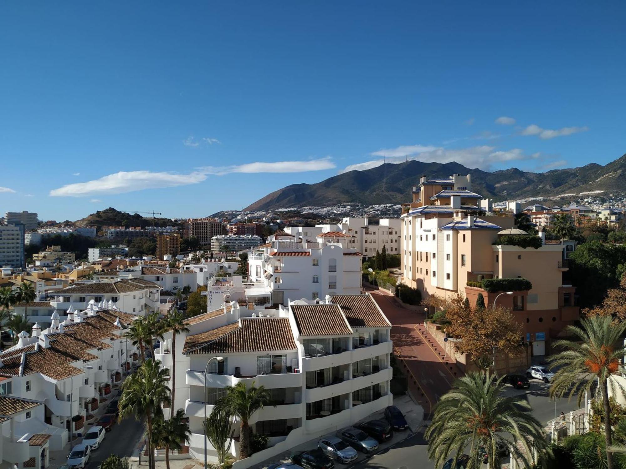 Apartment Deluxe In Benalbeach With Views