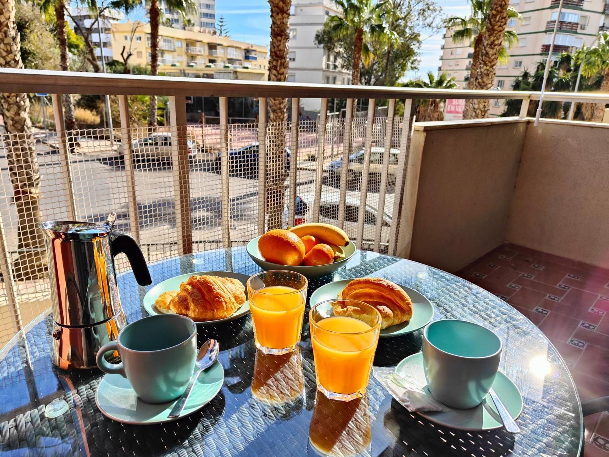 Entero, Enormes Piscinas, Terraza Y Playa