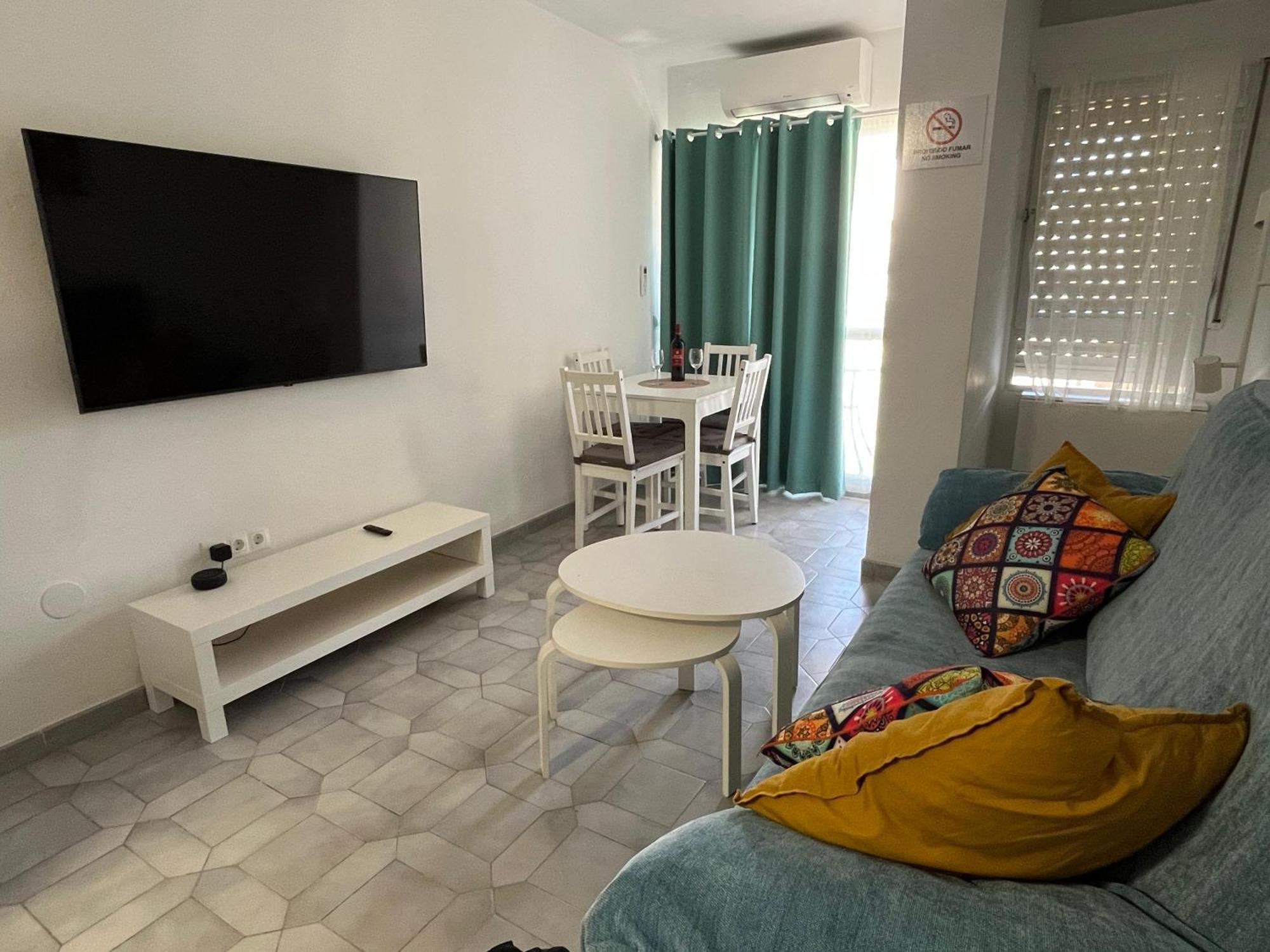 Entero, Enormes Piscinas, Terraza Y Playa Benalmádena