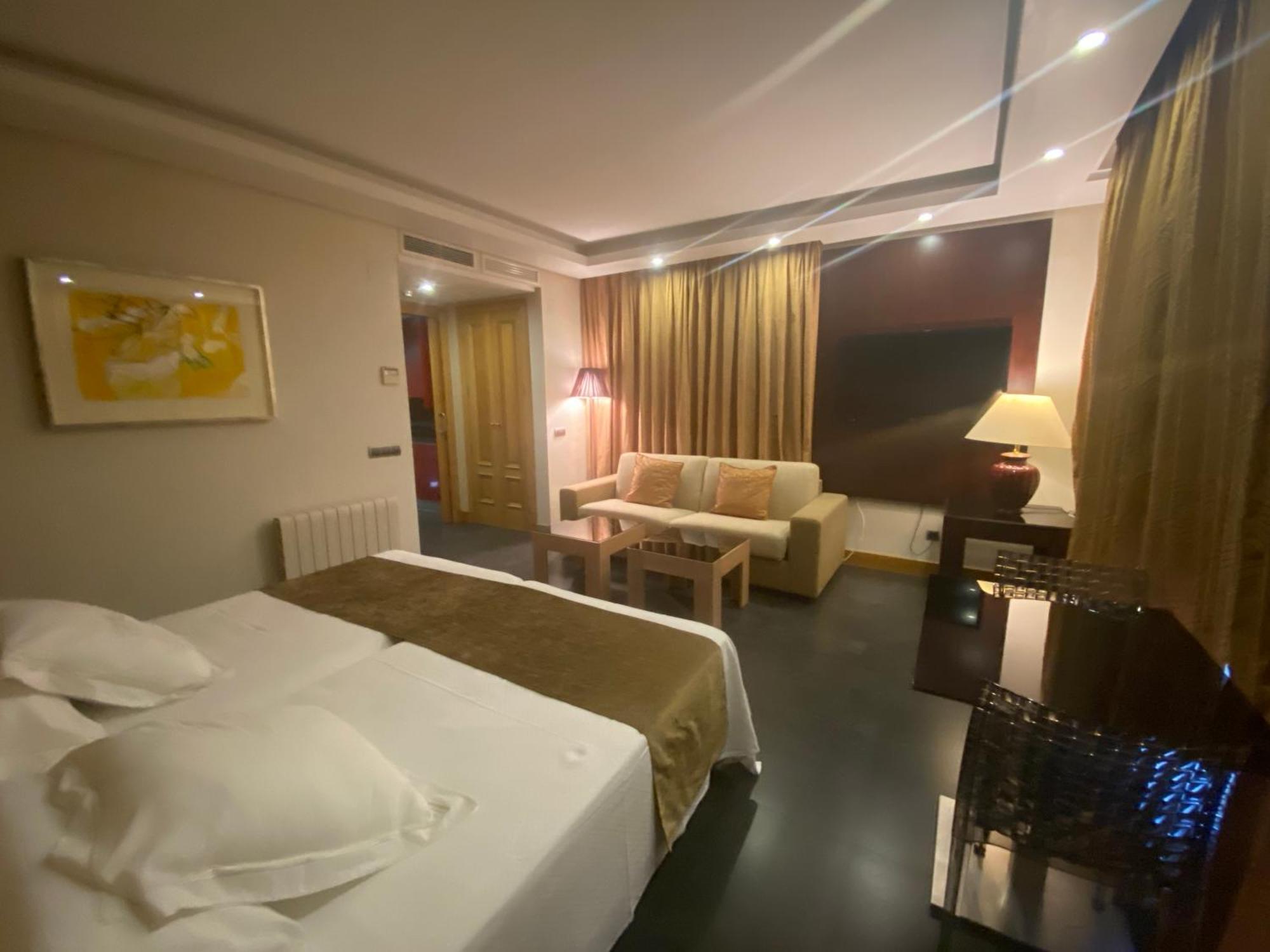 Aparthotel Artplatinum Suites&apartments