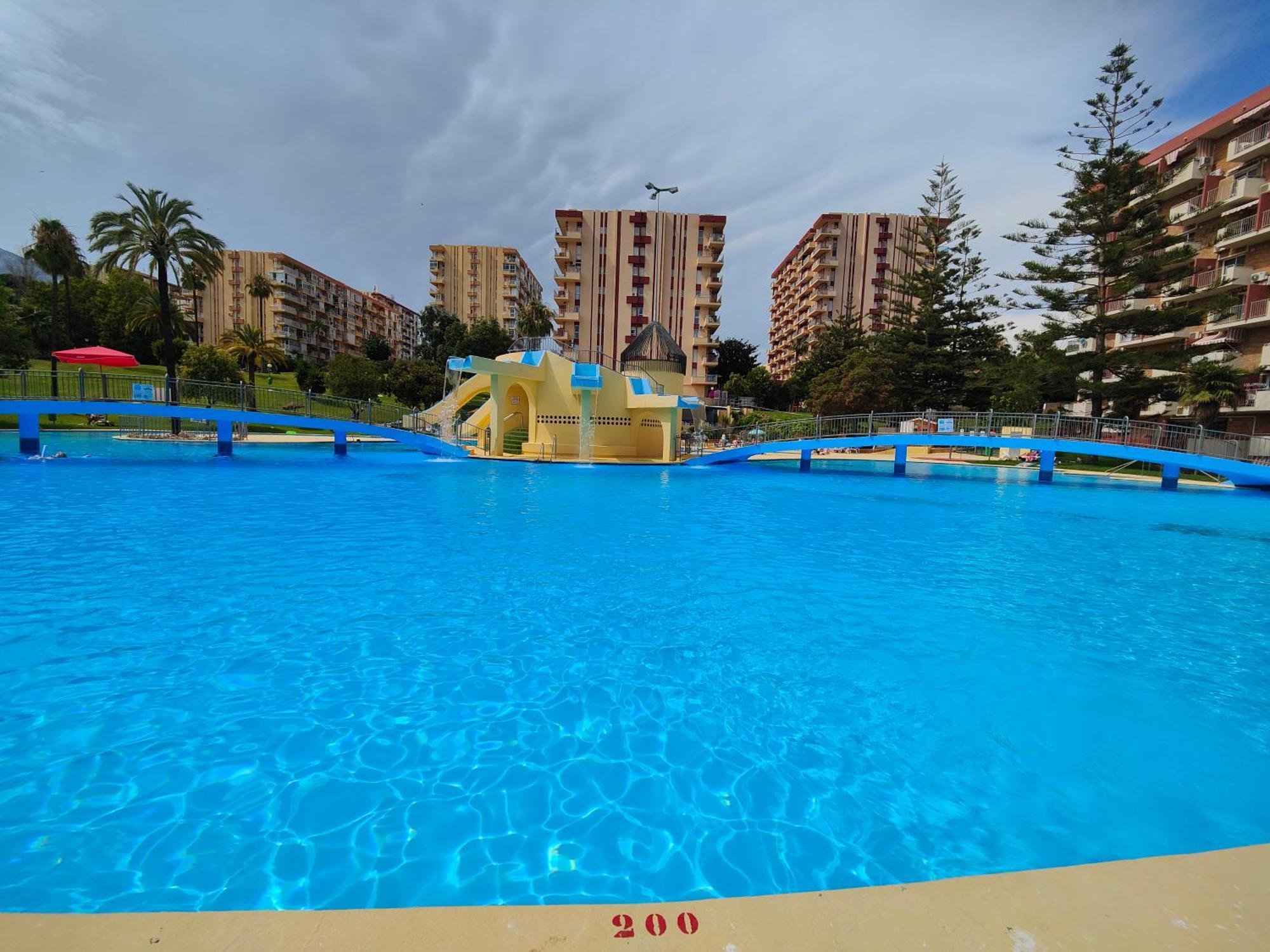 Entero, Enormes Piscinas, Terraza Y Playa