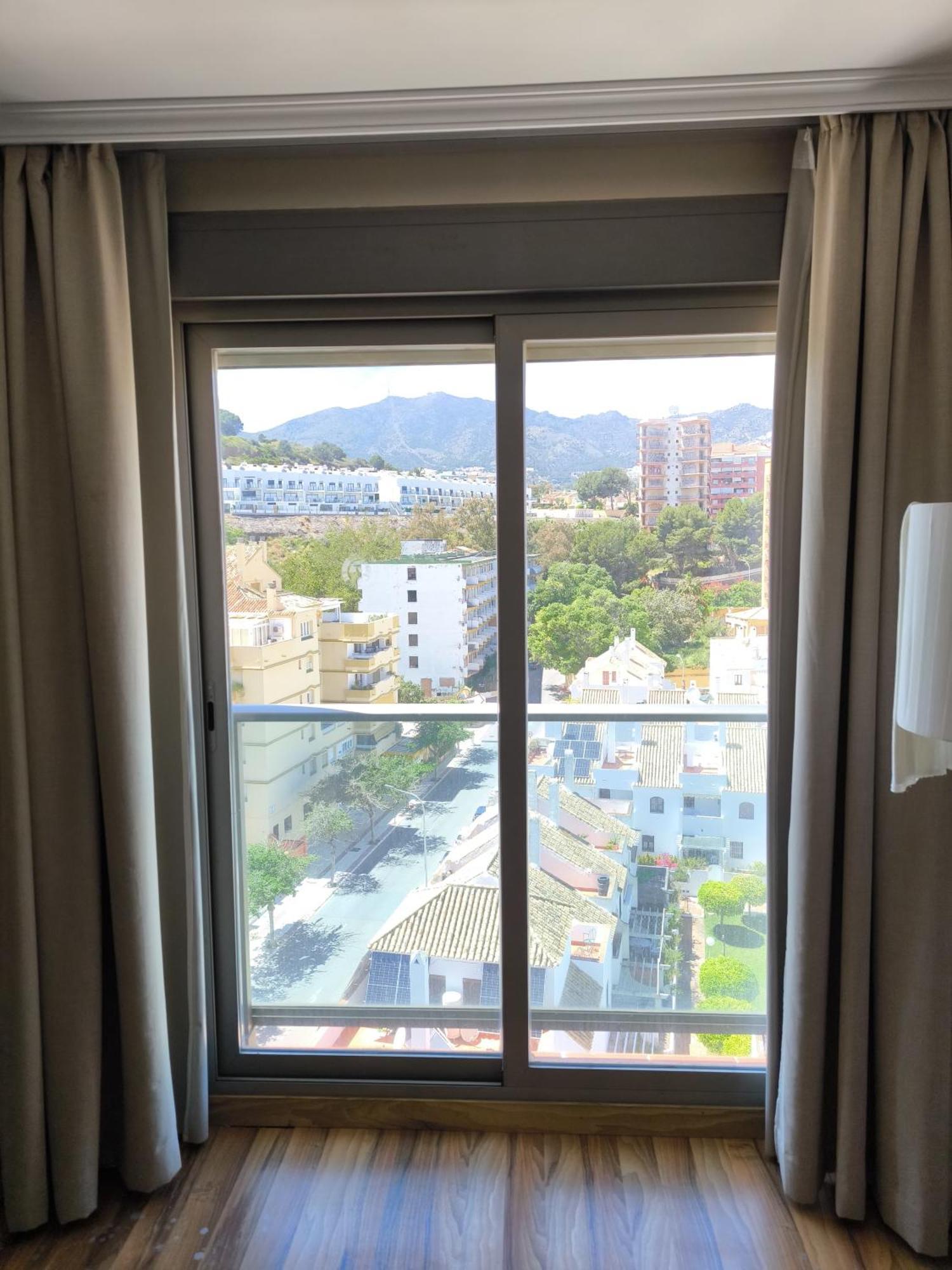 Family Spacious Apartment, Terrace, Kitchen, View, Free Parking And Wifi Benalmadena