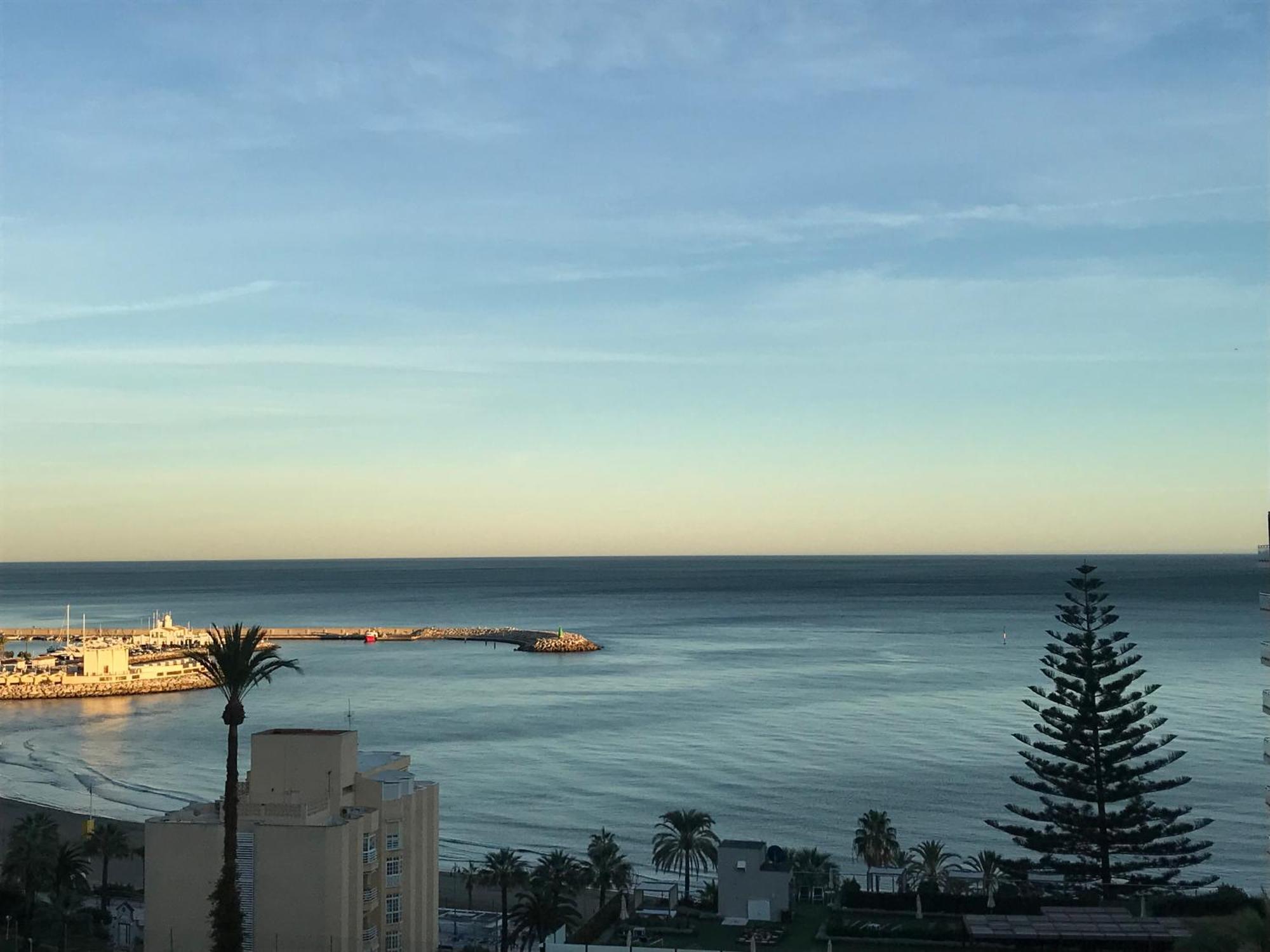 Vistas Al Mar Y Al Puerto Deportivo *